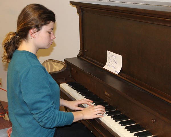 Madeline Lusk plays Beethoven’s “Moonlight Sonata” on piano.