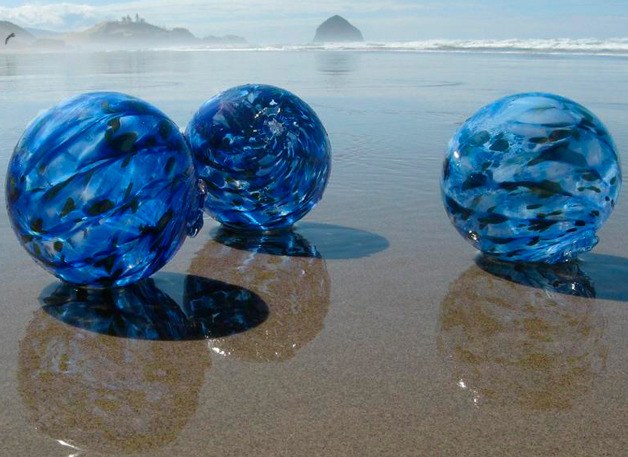 Glass artist Callahan McVay created one-of-a-kind glass sea floats which are hidden near Langley’s waterfront. Similar to an Easter egg hunt