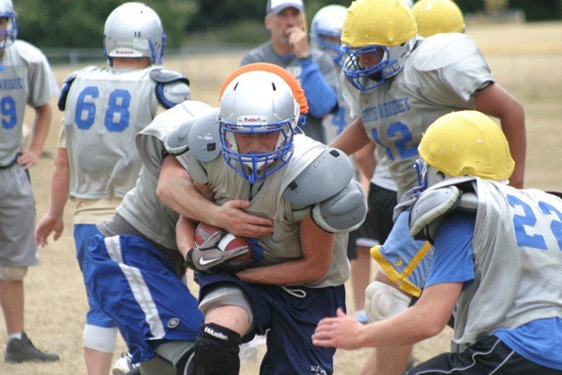 Sam Lee breaks through the defensive line and into the secondary during a recent practice.