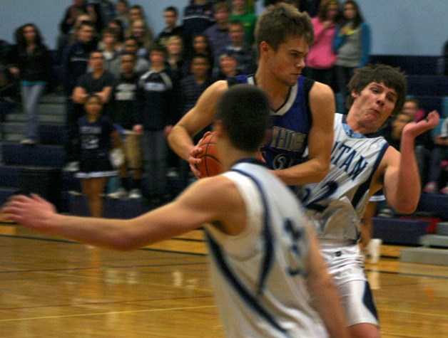 Falcon senior Taylor Simmons drives into the key against Sultan defenders Corbin McQuarrie and Cooper Beucherie on Jan. 2.