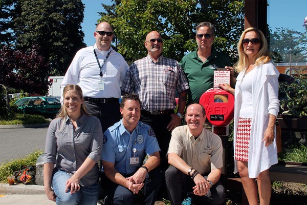 The involved parties unveiled the first public AED in front of WiFire in Freeland. Front row