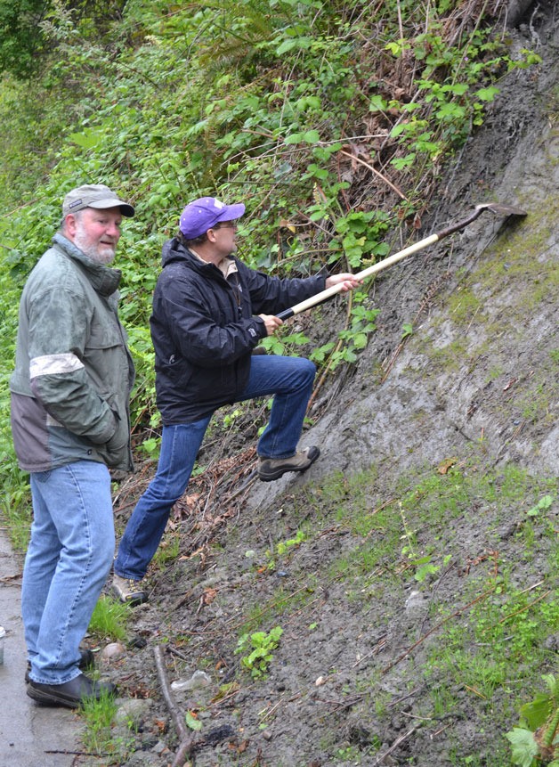 Elliott Menashe and Terry Swanson explain the causes of the Cascade Avenue landslide during a walking tour of shoreline bluffs.