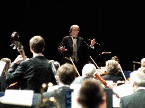 Legh W. Burns conducts the Saratoga Chamber Orchestra