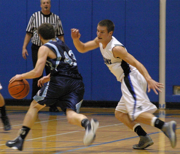 Austin Bennett gets around a screen to defend Theo VandenEkart (43). Bennett was assigned to shadow VandenEkart in the second half and held Sultan’s leading scorer to six points for the rest of the game.