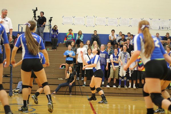 South Whidbey junior right side hitter Kacie Hanson prepares for an incoming volley from Archbishop Murphy during Thursday night’s league match.