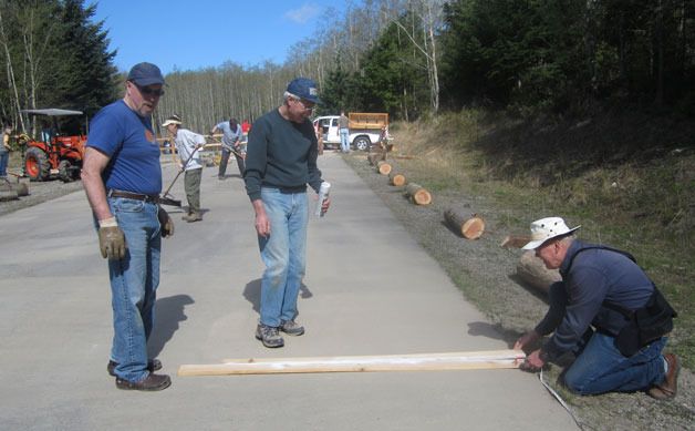 Sixteen volunteers joined staff recently to complete work on the new parking lot at the Trillium Community Forest. They installed an entrance sign