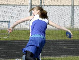 Nikki Enters throws for the Falcons.