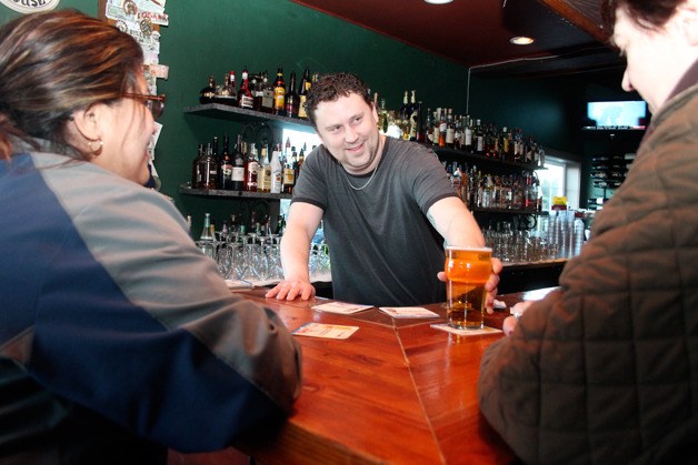 A couple of patrons grab a drink from bartender Damien Cortez at Mo’s Pub & Eatery in Langley in this photo from January 2014. The restaurant and lounge continues to draw the ire of neighbors for noise.