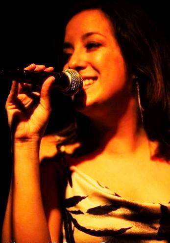 Chanteuse “Nikki Dee” will perform a selection of  European cabaret songs with her band during Fête d’Amour.