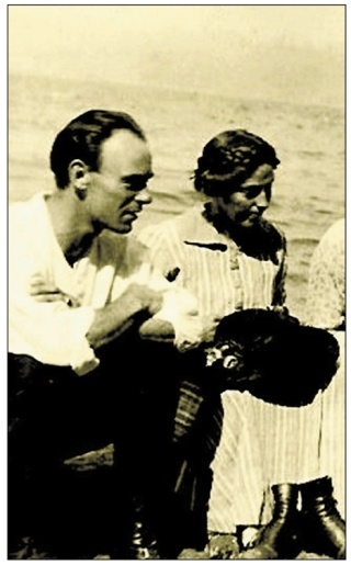 Peter Camfferman and Margaret Gove Camfferman sit with friends on the beach near their home in Langley. The Camffermans were both accomplished painters and established an art colony that lasted more than 30 years.