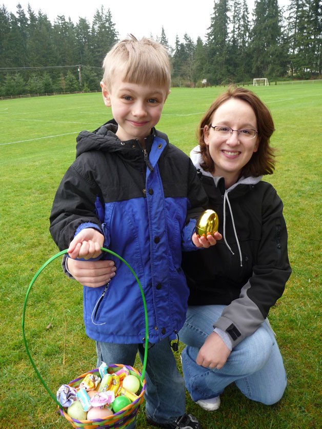Luke Brown shows the prized golden egg he found to Michaela Marx Wheatley