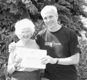 ICA General Manager Jay Bryan presents Betty Redmond with a “Certificate of Lifetime Membership