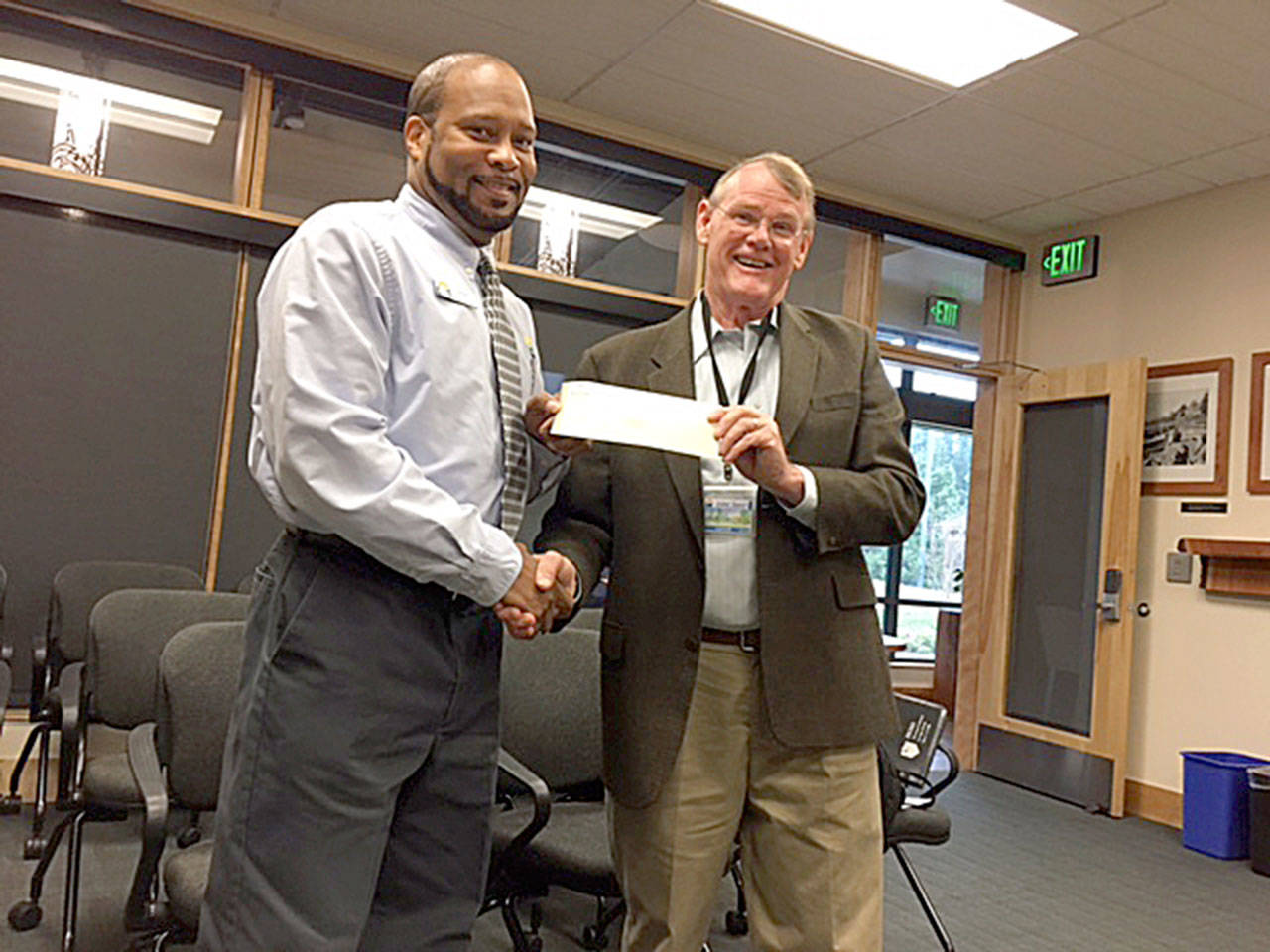 Photo provided                                Washington State Transit Insurance Pool Executive Director Al Hatten, right, presents an &ldquo;Above & Beyond&rdquo; award to Island Transit Operator Andre Smith.                                Contributed photo &mdash; Island Transit and the Washington State Transit Insurance Pool recently awarded bus operator Andre Smith for coming to the aid of a rider with a medical emergency.