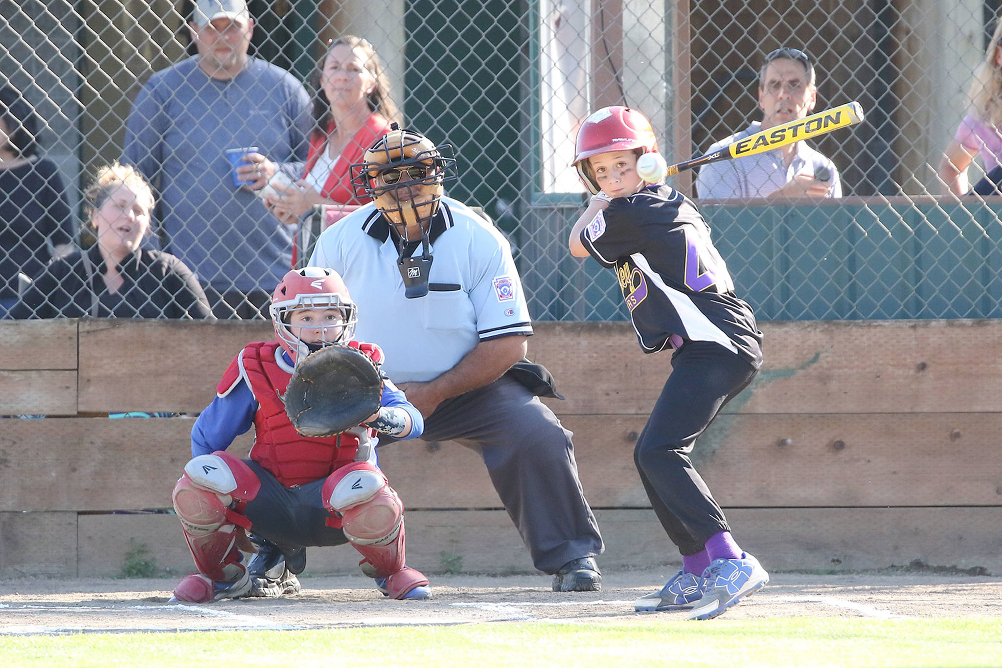 Lack of hitting, errors lead to losses at tournament
