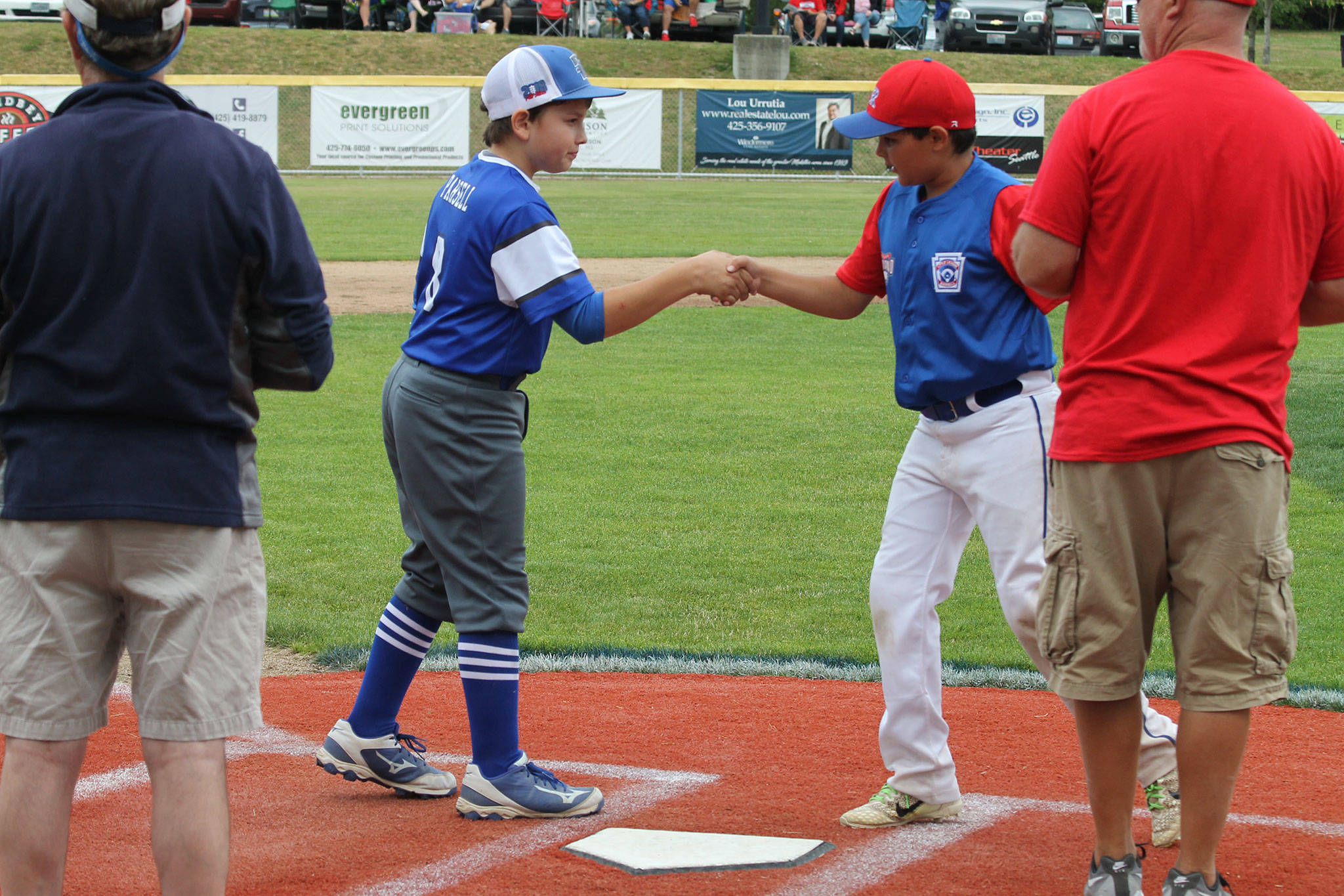 South Whidbey’s Kasen Parsell, left, shakes hands with a Richland player during the pre-game introductions.(Photo by Jim Waller/South Whidbey Record)