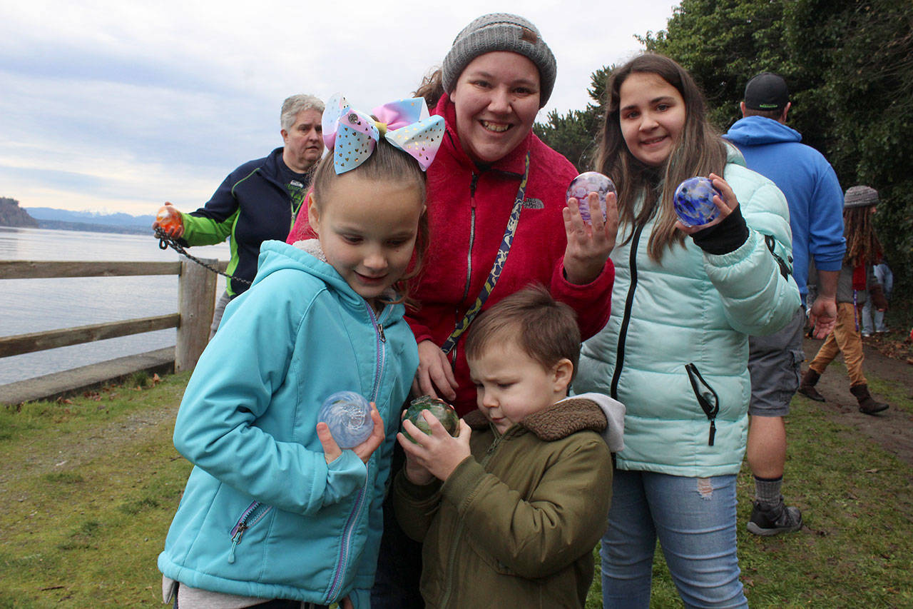 The Danbacks from Oak Harbor scrambled with hundreds of others Saturday morning in Langley looking for sea floats. Mom Kayla is surrounded by her children Ruthie, right, Wyatt and Marissa. (Photo by Patricia Guthrie/Whidbey News Group)
