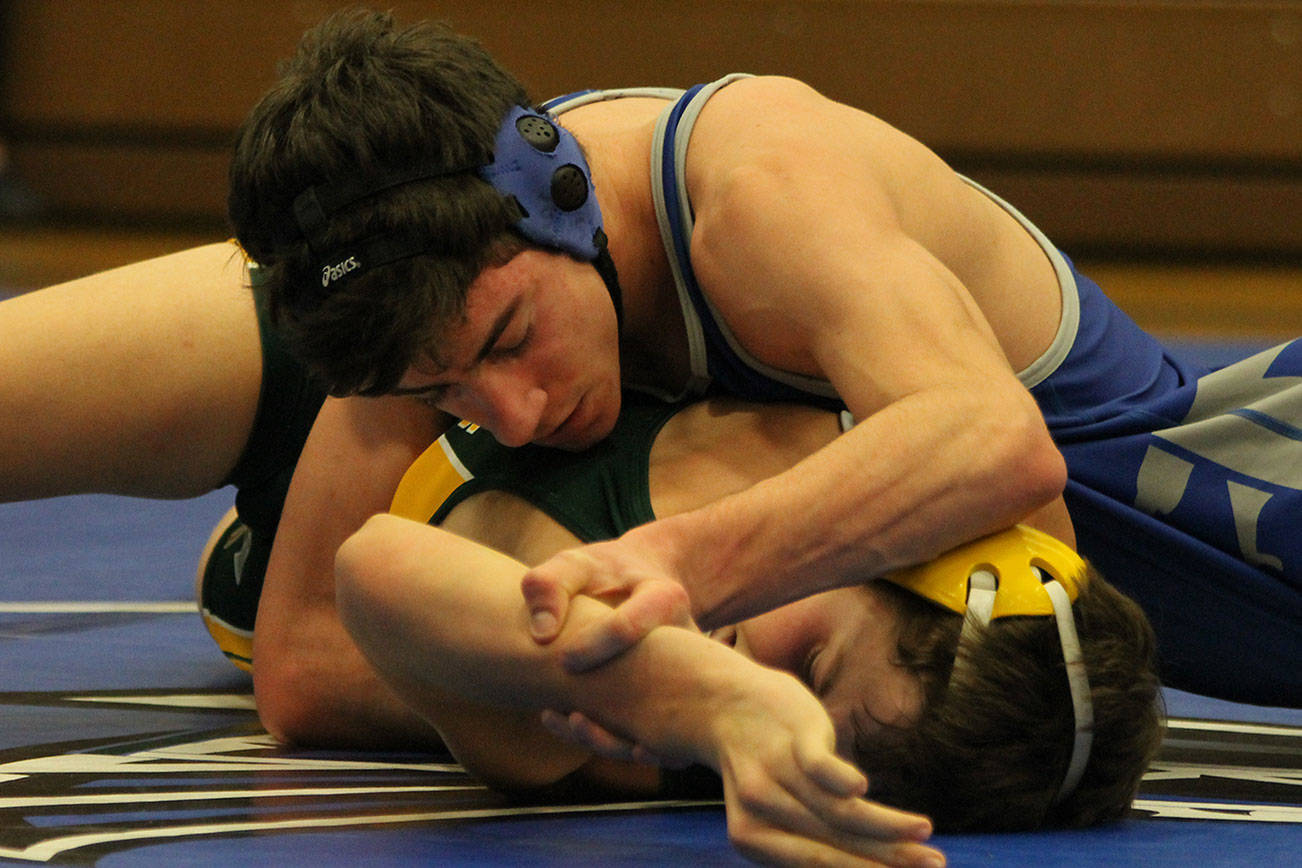 Falcons shine in lone home match / Wrestling