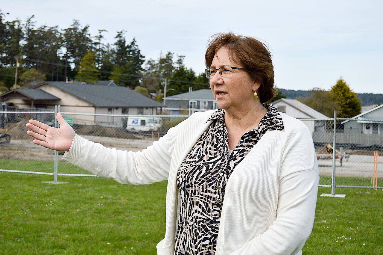 Coupeville Mayor Molly Hughes explains how the town’s farmers market will look while construction is underway. Photo by Laura Guido/Whidbey News-Times