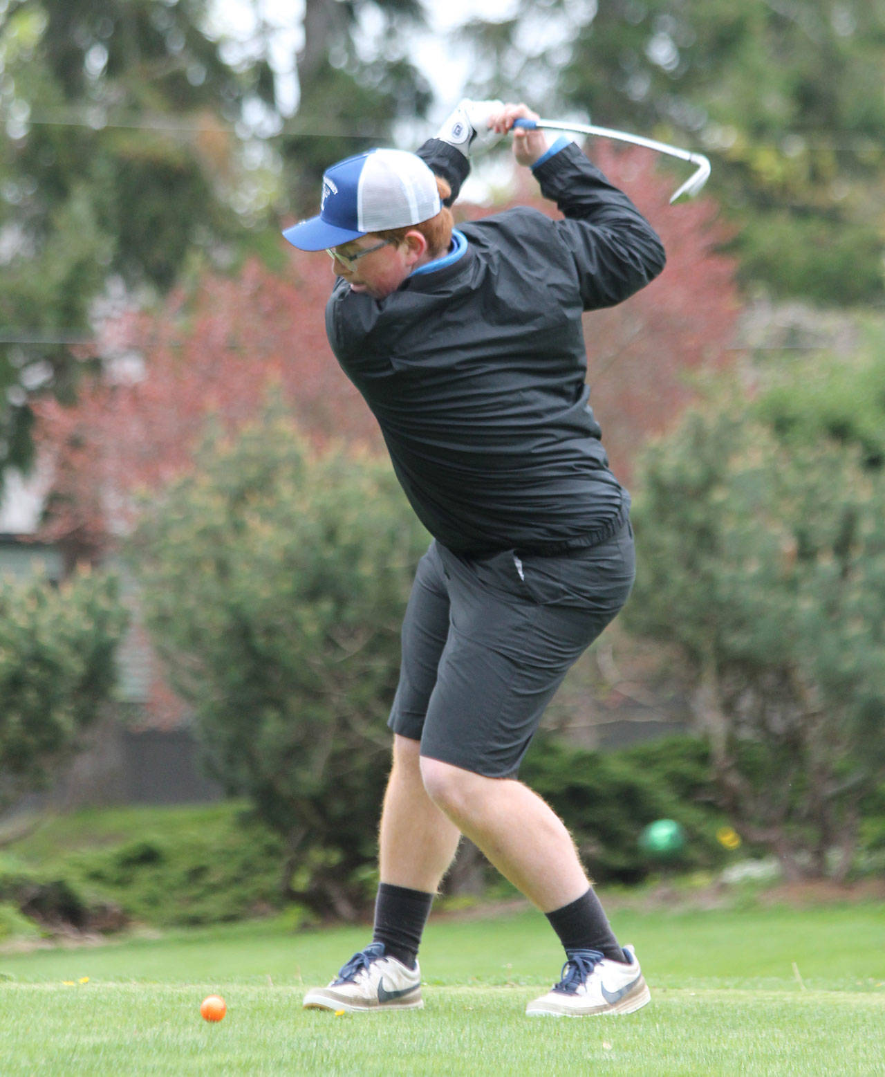 Brent de Wolfe loads up to tee off. (Photo by Jim Waller/South Whidbey Record)