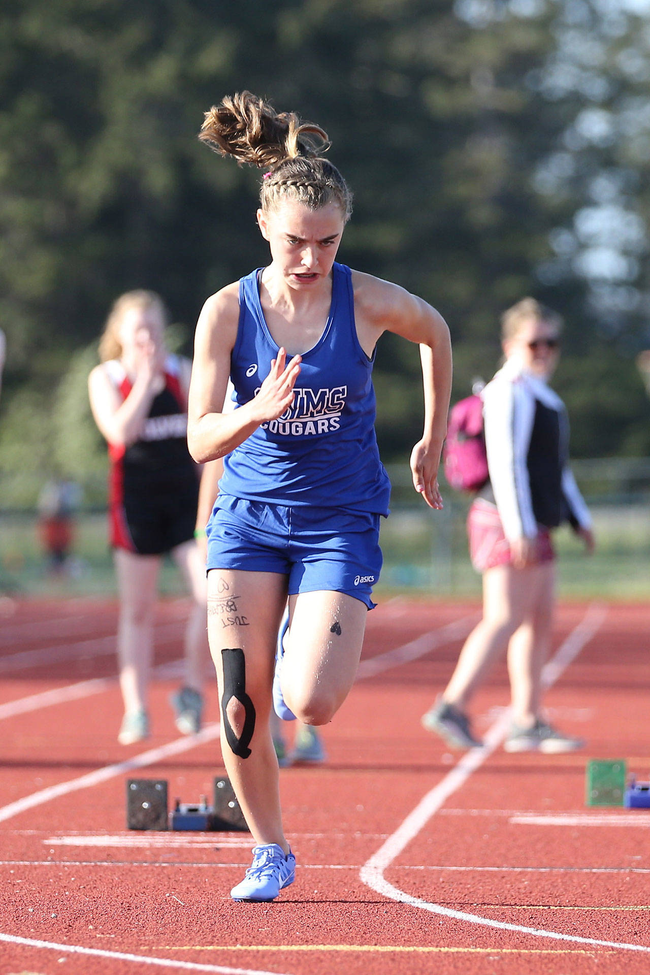 Photos: Cougars win 3-team meet / Middle school track