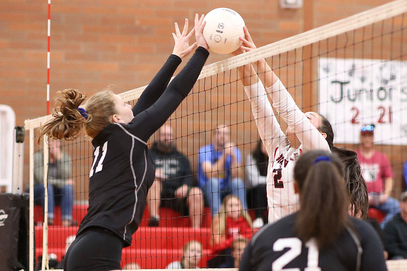1st-place Wolves clip Falcons / Volleyball