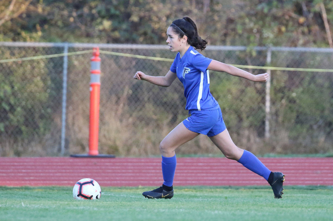 Nikki Murnane moves the ball up the field.(Photo by John Fisken)