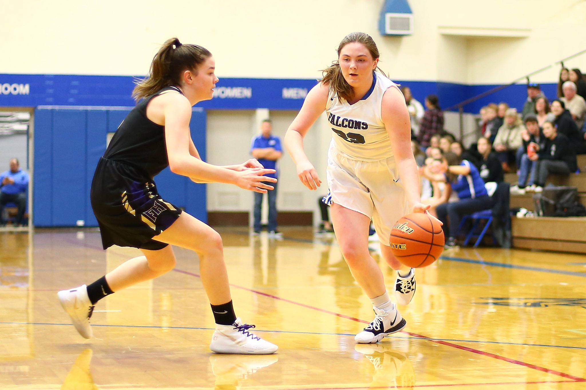 Wolverines use big 2nd quarter to beat Falcons / Girls basketball