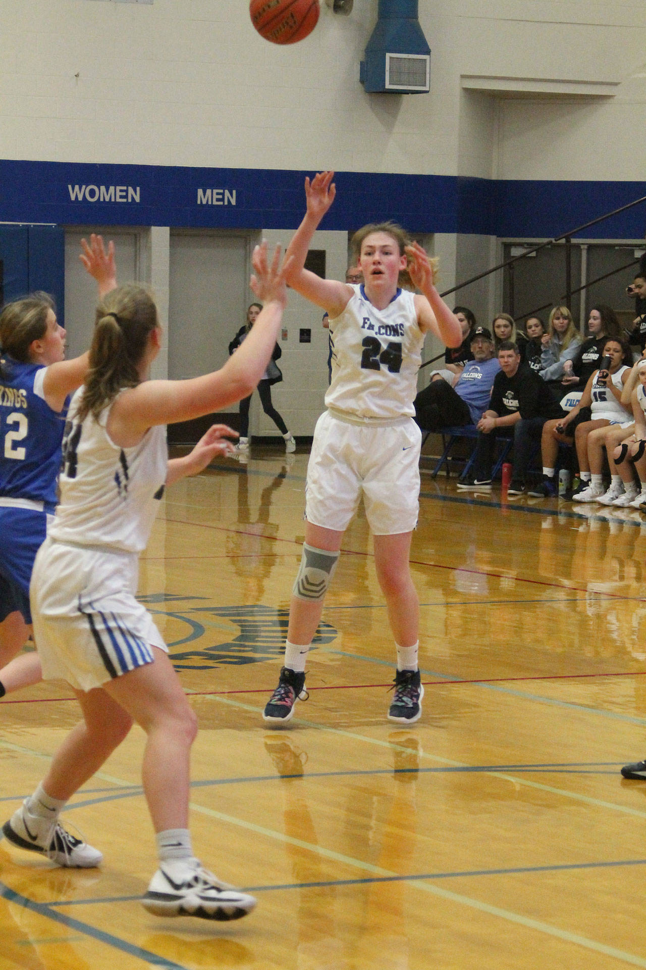 Ella Wood (24) lobs a pass to Emma Hodson. (Photo by Jim Waller/South Whidbey Record)