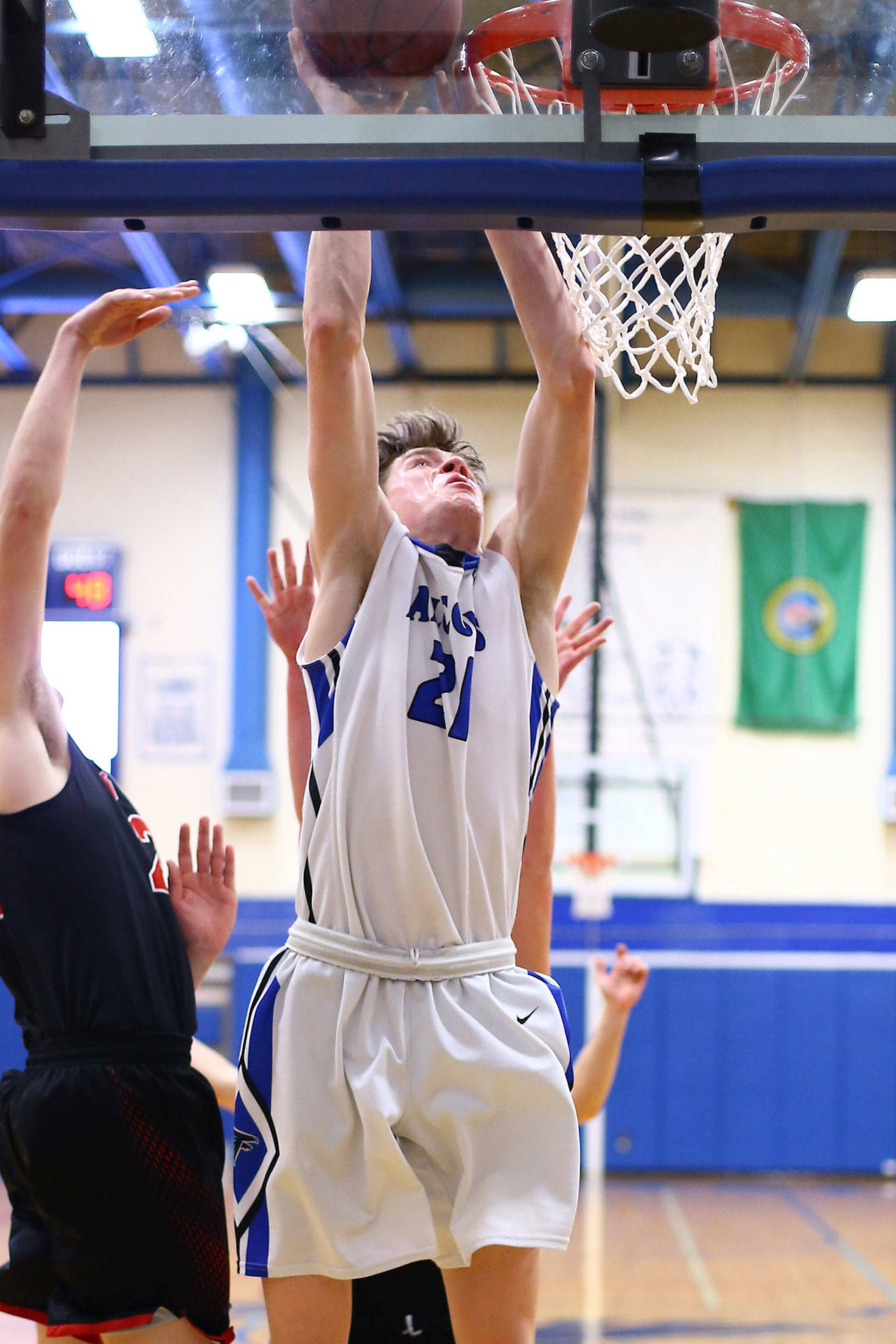 Carson Wrightson powers to the hoop for 2 points.(Photo by John Fisken)