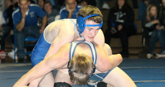 Falcons fall in home match / Wrestling