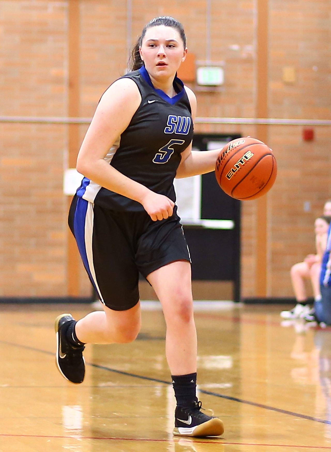 Madi Knauer looks to set up the offense.(Photo by John Fisken)