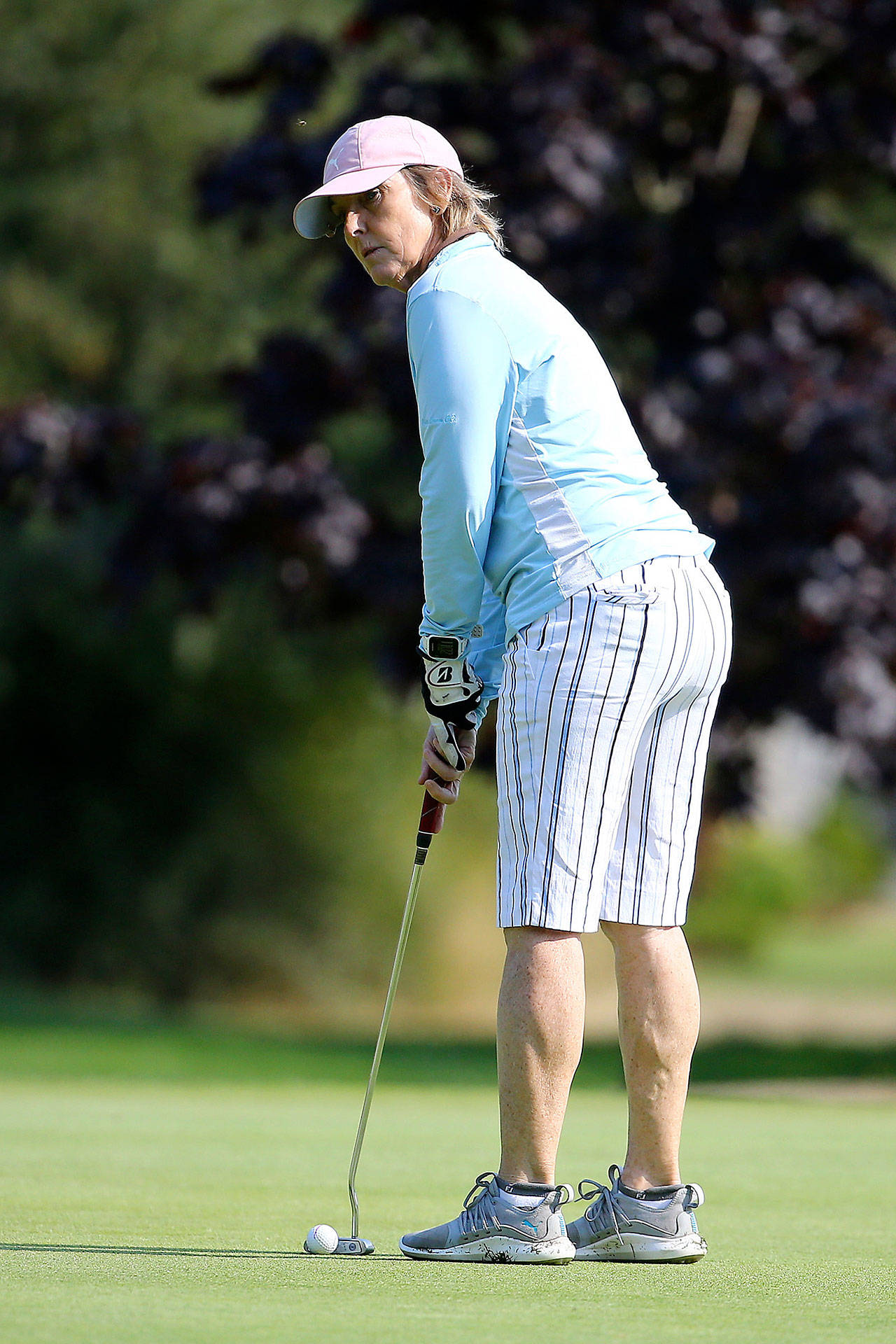Mimi Boomersbach scopes out a putt in the par-3 tournament. (Photo by John Fisken)