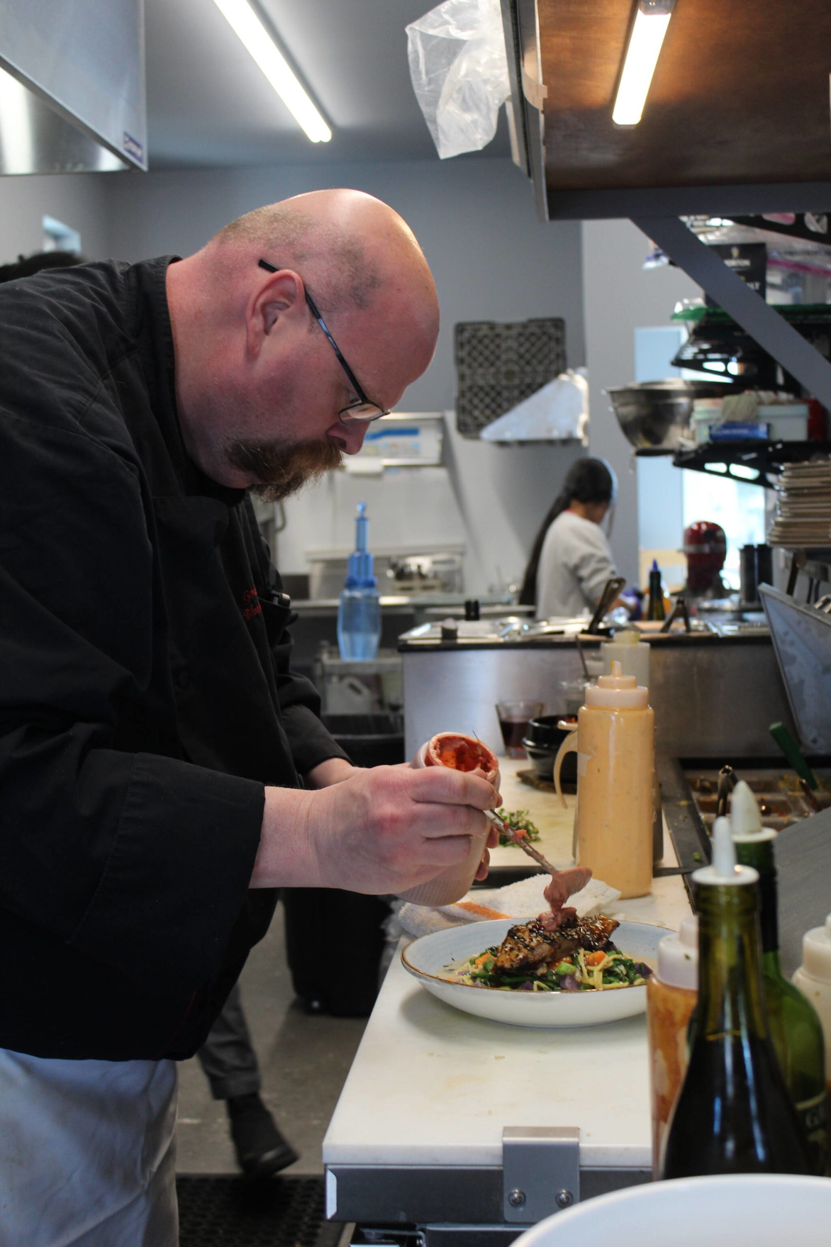 Gordon Stewart prepares a meal at Gordon’s Fusion July 8. (Photo by Karina Andrew/Whidbey News-Times)