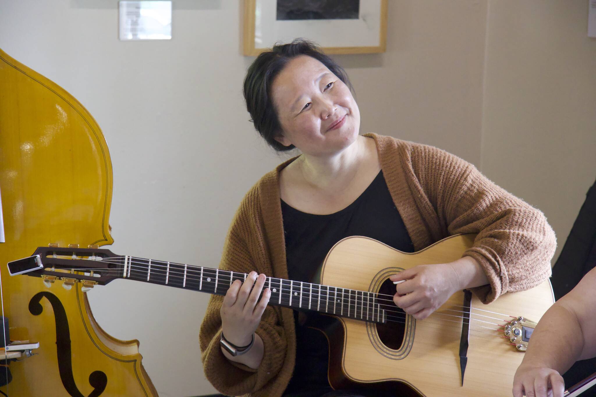 Photo by Rachel Rosen/Whidbey News-Times
Jennie Mayer of Cafe Impromptu playing at the Freeland library.