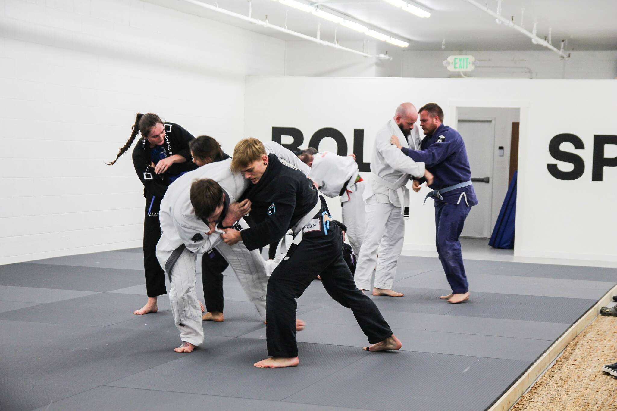 Athletes spar at Bold Spirit. Brazilian Jiu-Jitsu is a non-violent form of self-defense that consists of submitting one’s opponent with chokes and grappling techniques, without involving punching or kicking. (Photo by Luisa Loi)