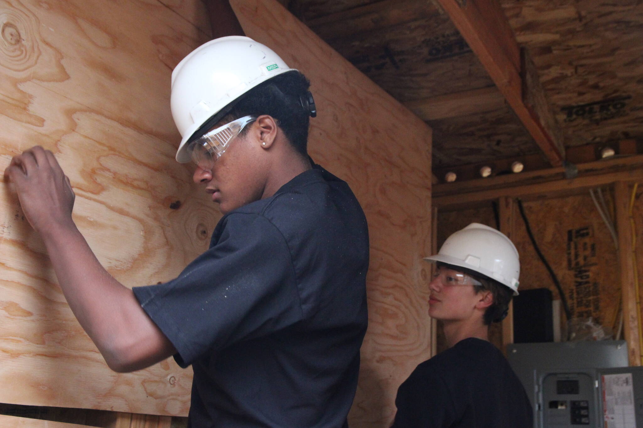 Photo by Marina Blatt.
Students hang up a panel.