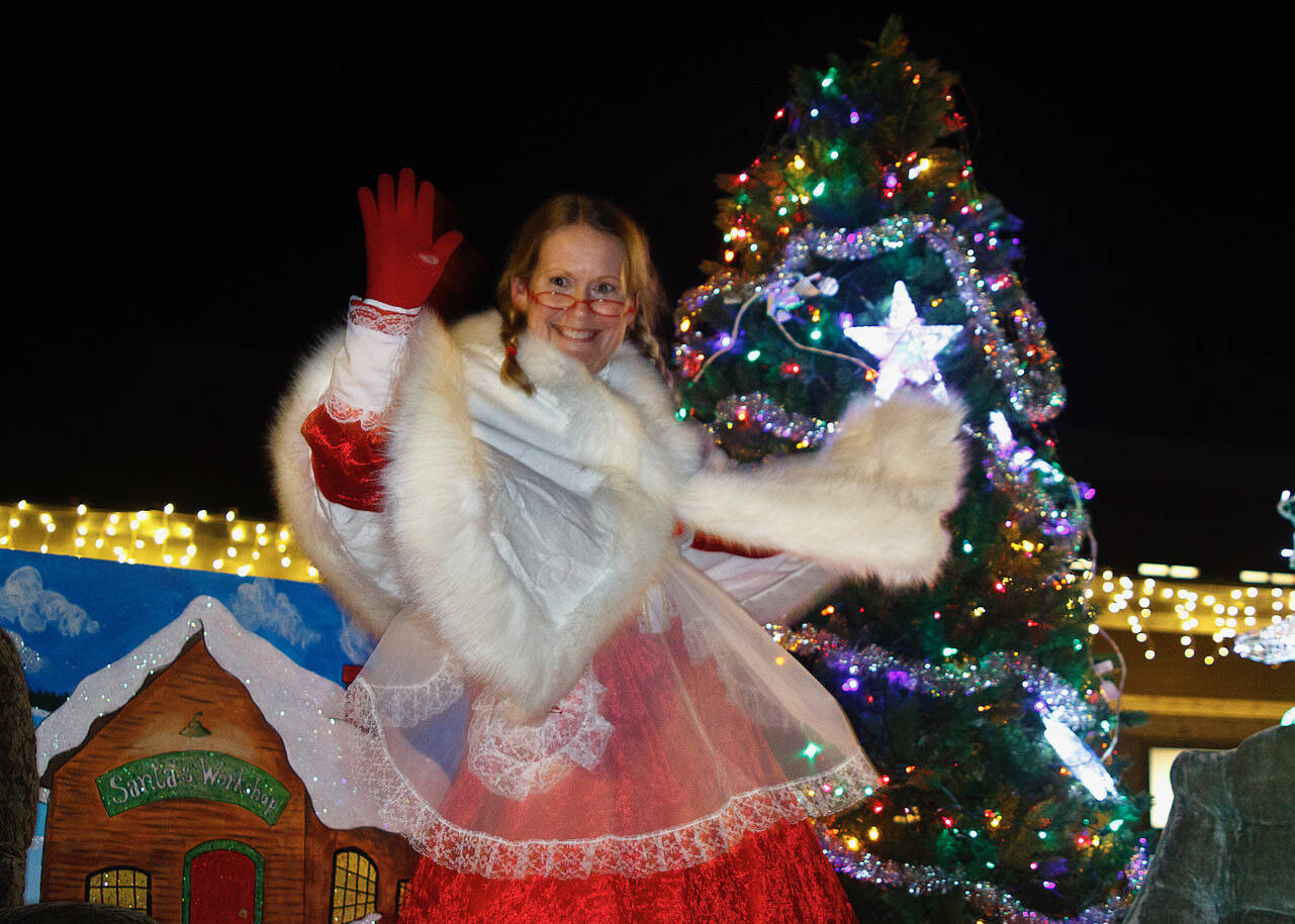 Mrs. Claus waves at onlookers after catching a ride with South Whidbey Fire/EMS. (Photo by David Welton)