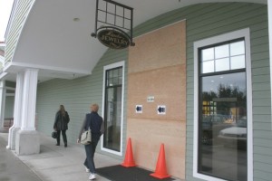 The Linds Jewelry storefront reroutes shoppers through the Linds Pharmacy doors. Burglars smashed through the jewelry store’s door in the early hours Wednesday morning.