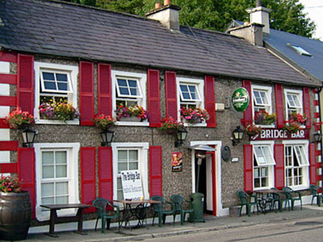 Kristi O&rsquo;Donnell photo &mdash; Bridge Bar in Ramelton, Ireland hosts performers and jam sessions during Django Sur Lennon.