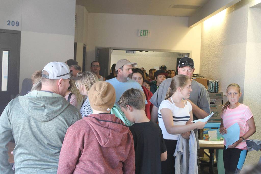 School meeting draws 700 students, parents