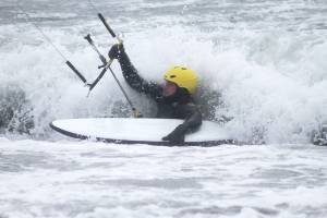 Kiteboarders battle big waves at Useless Bay