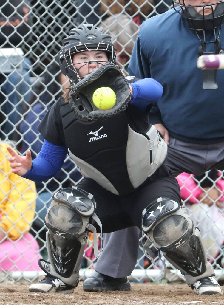 Falcon catcher Natalie Wilmoth looks in a pitch.(Photo by John Fisken)