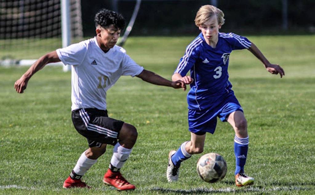 Meridians Julio Mendoza, left, and Thomas Simms scramble to claim possession.(Photo by Matt Simms)