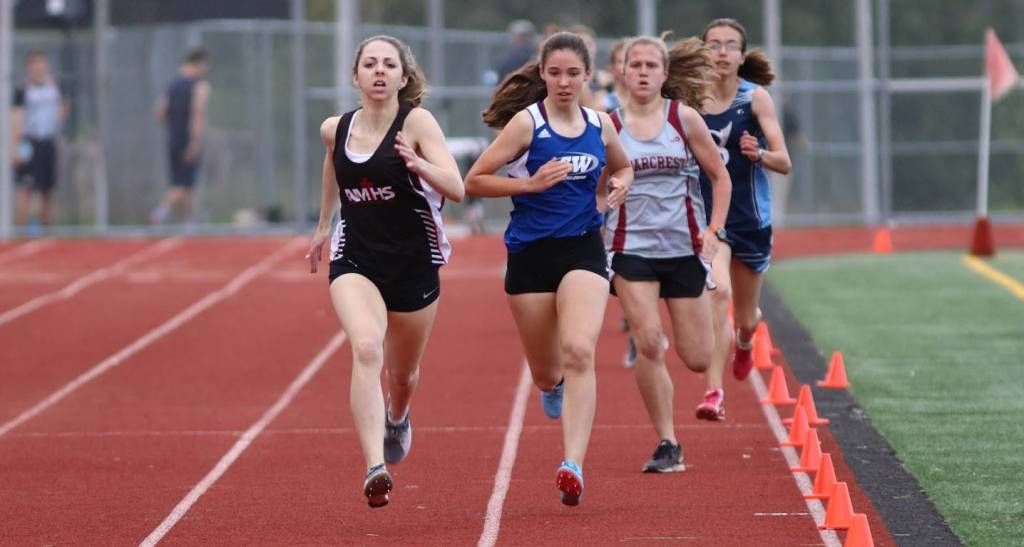 Kelly Murnane heads to the finish line in the 800. (Photo by Matt Simms)
