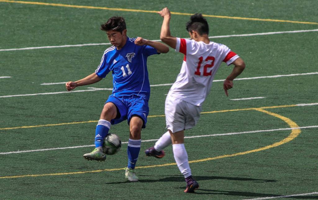 Graham Colar stops a Kings shot.(Photo by Erin Simms)