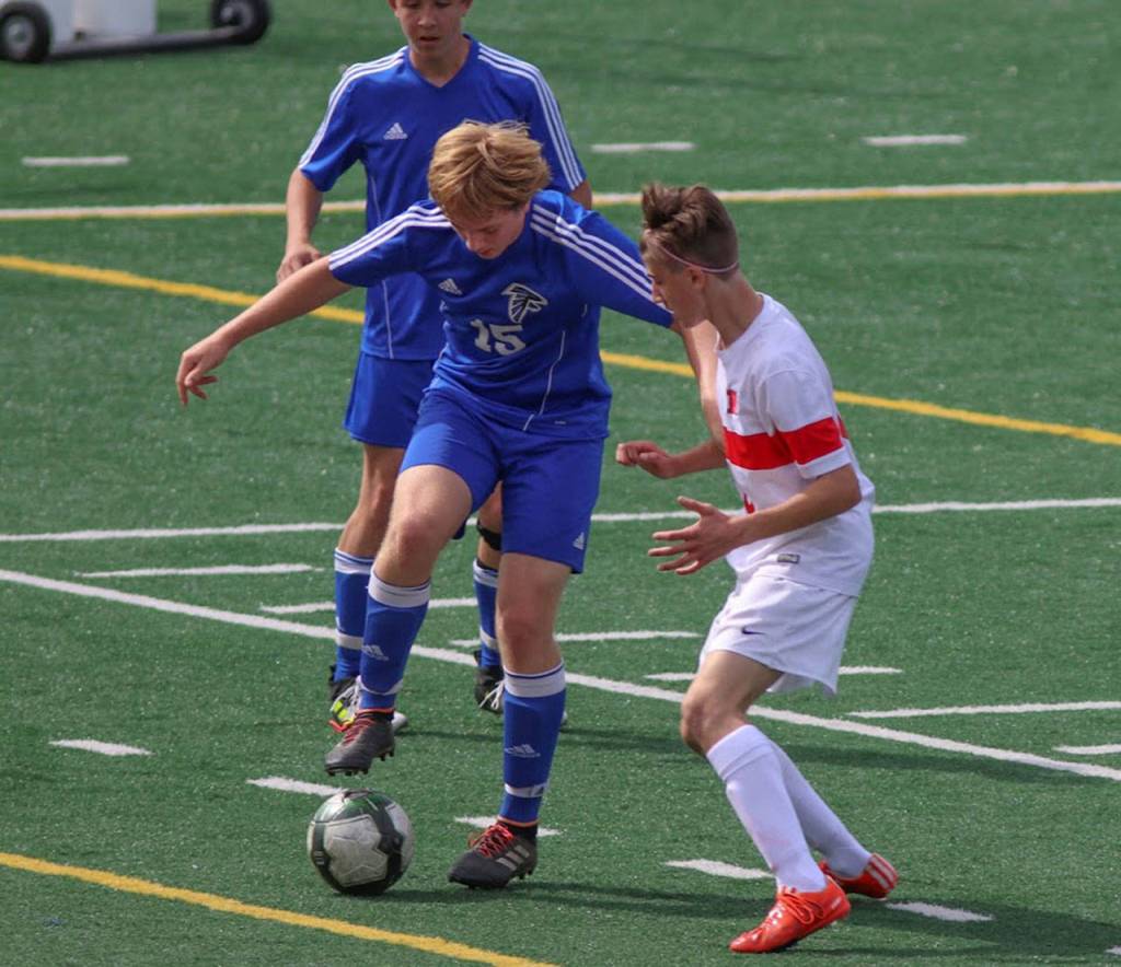 Andrew Curtis takes possession in Saturdays win.(Photo by Erin Simms)