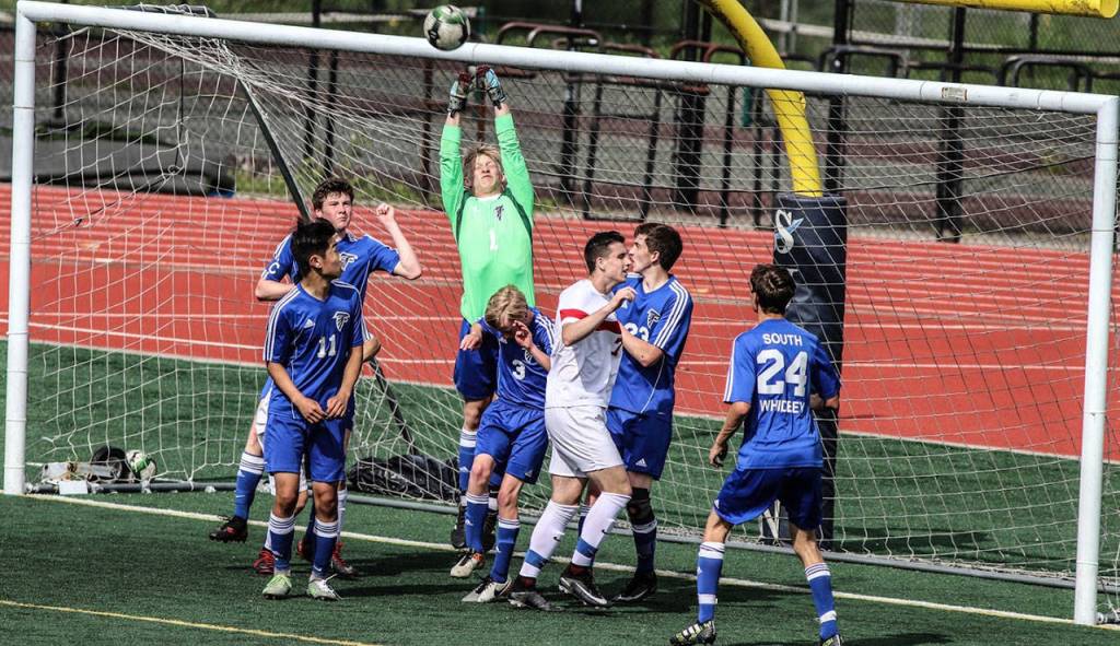 Julian Inches rises to block a Kings shot.(Photo by Erin Simms)