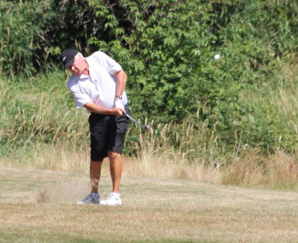 Don Kirkland chips to the green.(Photo by Jim Waller/South Whidbey Record)