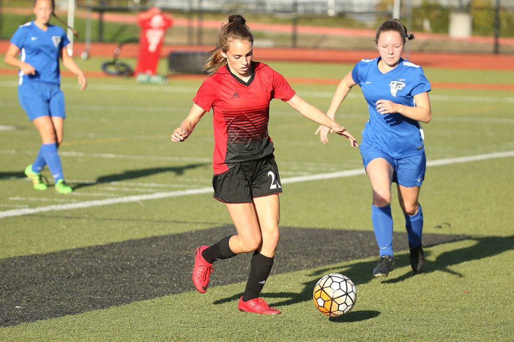 Mallory Drye, right, closes in on Coupevilles Mallory Kortuem. (Photo by John Fisken)