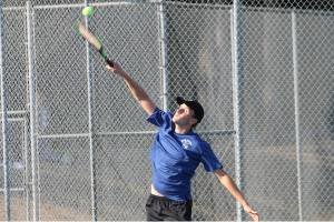 Falcons fall in season opener / Tennis